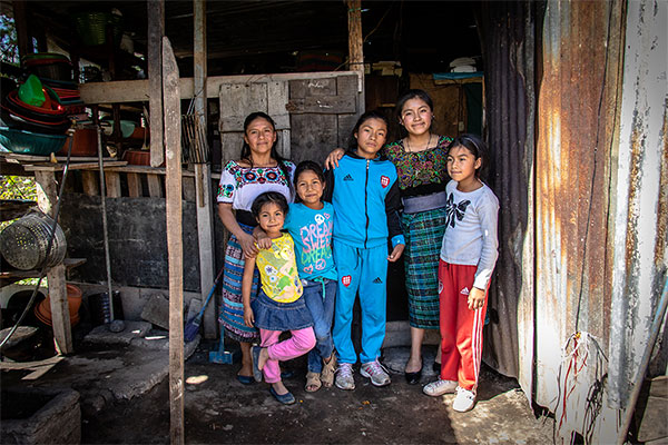 Kim en su casa con su madre y hermanas. Totonicapán, Guatemala.